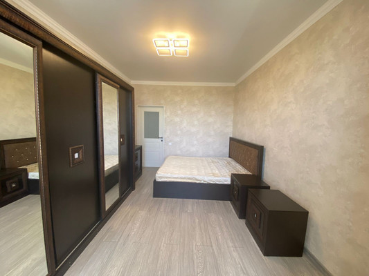 Продам двухкомнатную (2-комн.) квартиру, 18, Мир п