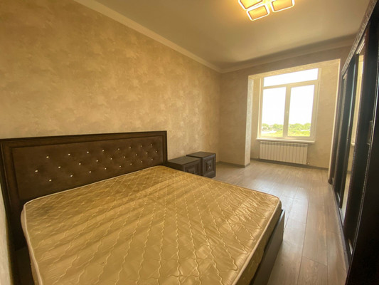 Продам двухкомнатную (2-комн.) квартиру, 18, Мир п