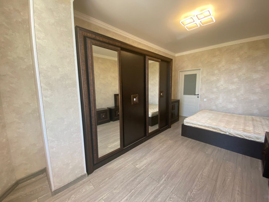 Продам двухкомнатную (2-комн.) квартиру, 18, Мир п