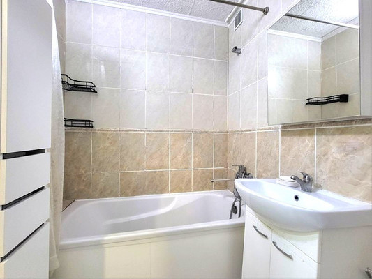 Продам двухкомнатную (2-комн.) квартиру, Артиллерийская ул, 49, Калининград г