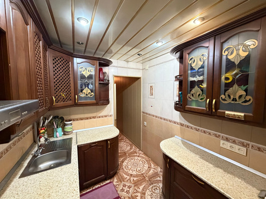 Продам трехкомнатную (3-комн.) квартиру, Суворова ул, 21, Нальчик г