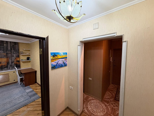 Продам трехкомнатную (3-комн.) квартиру, Суворова ул, 21, Нальчик г