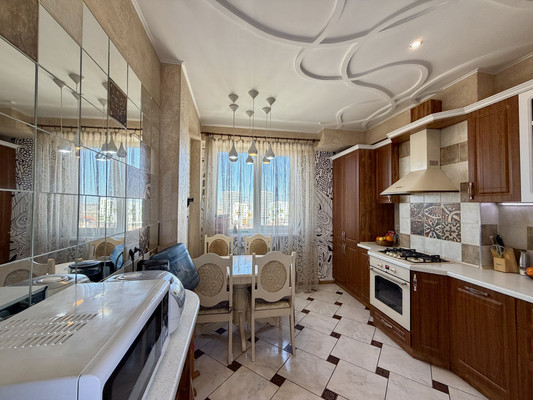 Продам трехкомнатную (3-комн.) квартиру, Камская ул, 31, Симферополь г