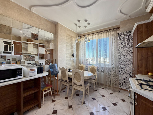 Продам трехкомнатную (3-комн.) квартиру, Камская ул, 31, Симферополь г