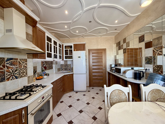 Продам трехкомнатную (3-комн.) квартиру, Камская ул, 31, Симферополь г