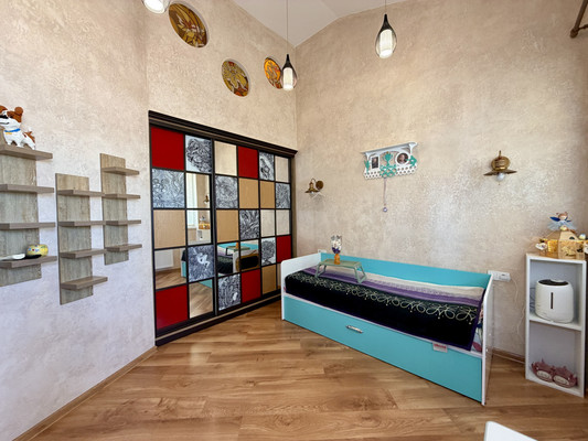 Продам трехкомнатную (3-комн.) квартиру, Камская ул, 31, Симферополь г