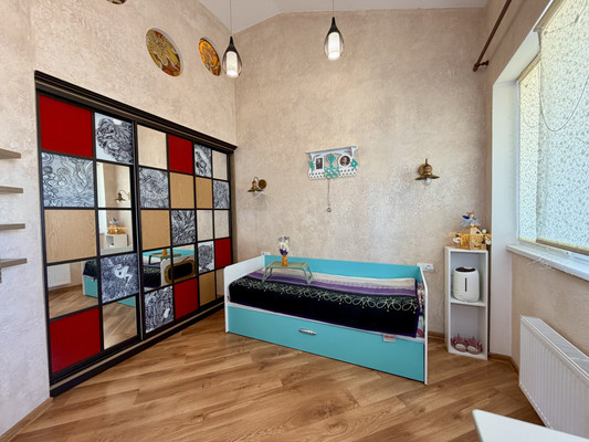 Продам трехкомнатную (3-комн.) квартиру, Камская ул, 31, Симферополь г