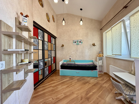 Продам трехкомнатную (3-комн.) квартиру, Камская ул, 31, Симферополь г