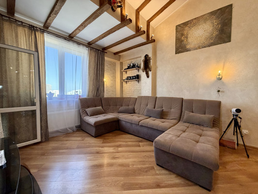 Продам трехкомнатную (3-комн.) квартиру, Камская ул, 31, Симферополь г