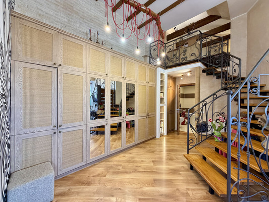 Продам трехкомнатную (3-комн.) квартиру, Камская ул, 31, Симферополь г