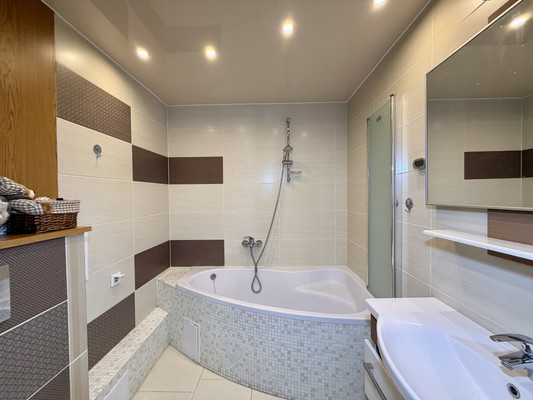 Продам трехкомнатную (3-комн.) квартиру, Камская ул, 31, Симферополь г