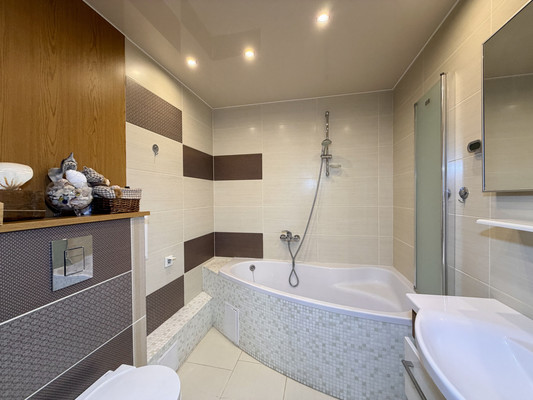 Продам трехкомнатную (3-комн.) квартиру, Камская ул, 31, Симферополь г