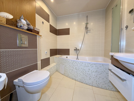 Продам трехкомнатную (3-комн.) квартиру, Камская ул, 31, Симферополь г