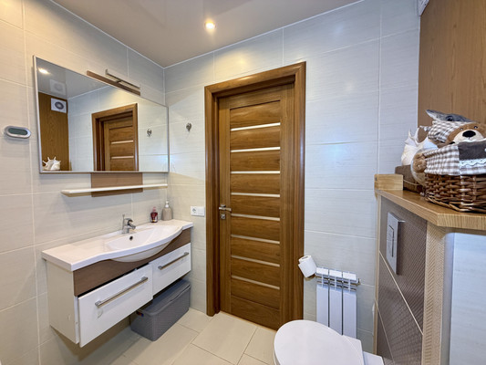 Продам трехкомнатную (3-комн.) квартиру, Камская ул, 31, Симферополь г