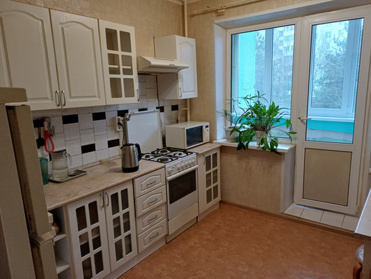 Продам трехкомнатную (3-комн.) квартиру, Коровникова ул, 1/53, Великий Новгород г