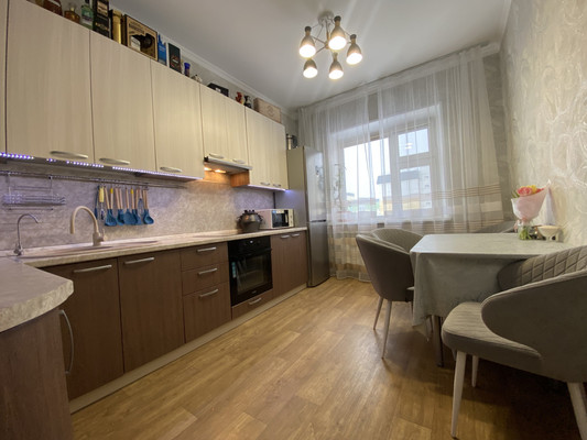 Продам трехкомнатную (3-комн.) квартиру, Омская ул, 38, Нижневартовск г