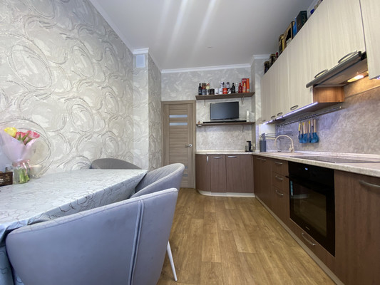 Продам трехкомнатную (3-комн.) квартиру, Омская ул, 38, Нижневартовск г