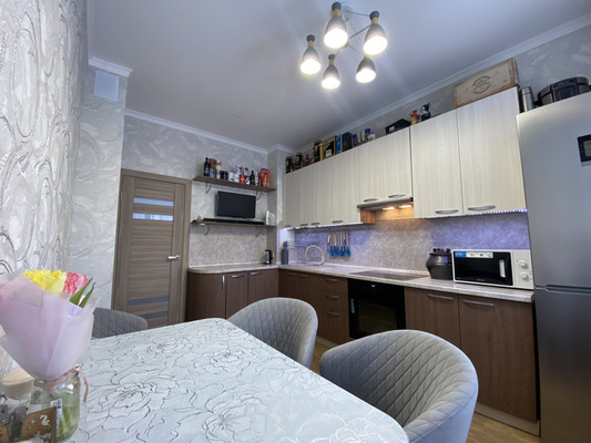 Продам трехкомнатную (3-комн.) квартиру, Омская ул, 38, Нижневартовск г