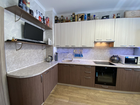 Продам трехкомнатную (3-комн.) квартиру, Омская ул, 38, Нижневартовск г