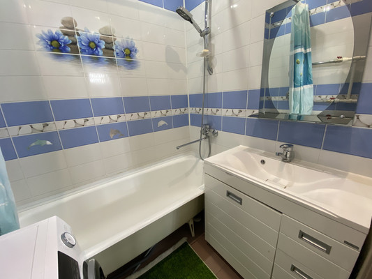 Продам трехкомнатную (3-комн.) квартиру, Омская ул, 38, Нижневартовск г