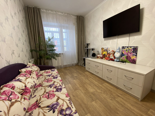 Продам трехкомнатную (3-комн.) квартиру, Омская ул, 38, Нижневартовск г