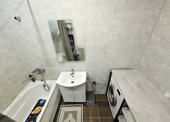 Продам двухкомнатную (2-комн.) квартиру, Строителей ул, 111, Ханты-Мансийск г