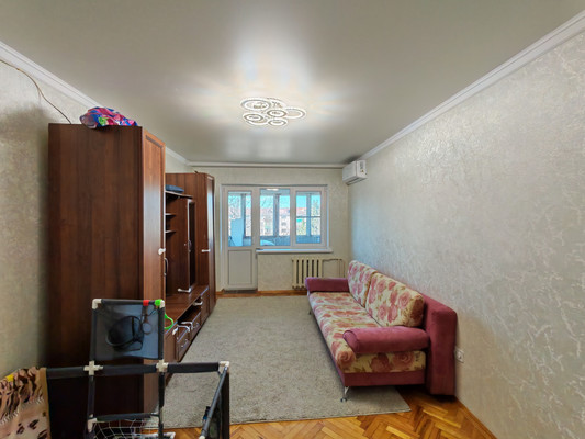 Продам трехкомнатную (3-комн.) квартиру, Димитрова ул, 11к4, Майкоп г