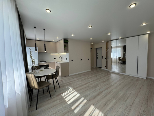 Продам двухкомнатную (2-комн.) квартиру, Интернациональный пр-кт, 30, Комсомольск-на-Амуре г