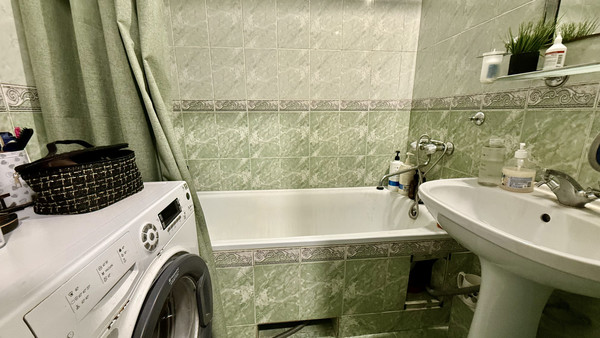 Продам трехкомнатную (3-комн.) квартиру, Воровского ул, 60, Симферополь г