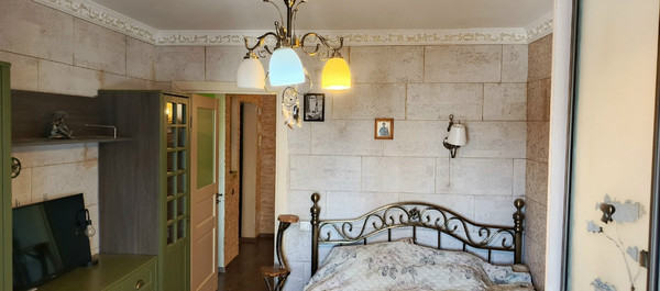 Продам трехкомнатную (3-комн.) квартиру, Рощинская ул, 9, Гатчина г