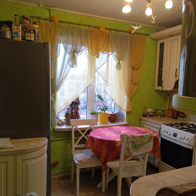 Продам трехкомнатную (3-комн.) квартиру, Рощинская ул, 9, Гатчина г