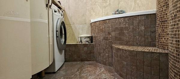 Продам трехкомнатную (3-комн.) квартиру, Рощинская ул, 9, Гатчина г