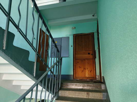 Продам трехкомнатную (3-комн.) квартиру, Рощинская ул, 18, Гатчина г