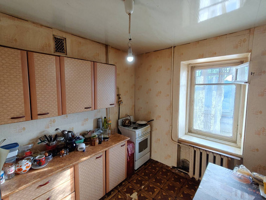 Продам трехкомнатную (3-комн.) квартиру, Рощинская ул, 18, Гатчина г