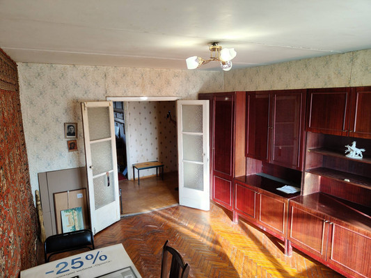 Продам трехкомнатную (3-комн.) квартиру, Рощинская ул, 18, Гатчина г