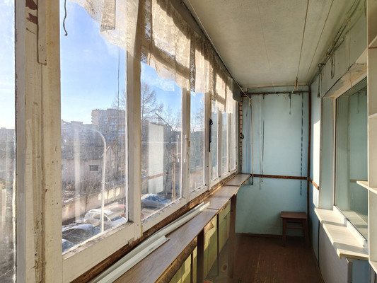 Продам трехкомнатную (3-комн.) квартиру, Рощинская ул, 18, Гатчина г