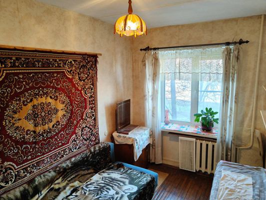 Продам трехкомнатную (3-комн.) квартиру, Рощинская ул, 18, Гатчина г