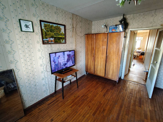 Продам трехкомнатную (3-комн.) квартиру, Рощинская ул, 18, Гатчина г