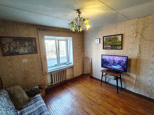 Продам трехкомнатную (3-комн.) квартиру, Рощинская ул, 18, Гатчина г