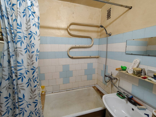 Продам трехкомнатную (3-комн.) квартиру, Рощинская ул, 18, Гатчина г