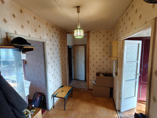 Продам трехкомнатную (3-комн.) квартиру, Рощинская ул, 18, Гатчина г