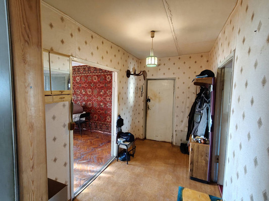 Продам трехкомнатную (3-комн.) квартиру, Рощинская ул, 18, Гатчина г