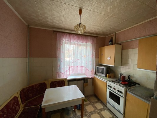 Продам трехкомнатную (3-комн.) квартиру, Бирюзова ул, 8, Рязань г