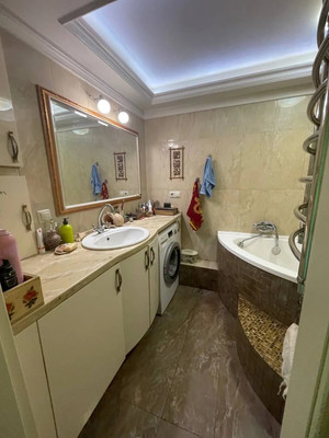 Продам трехкомнатную (3-комн.) квартиру, Рощинская ул, 9, Гатчина г