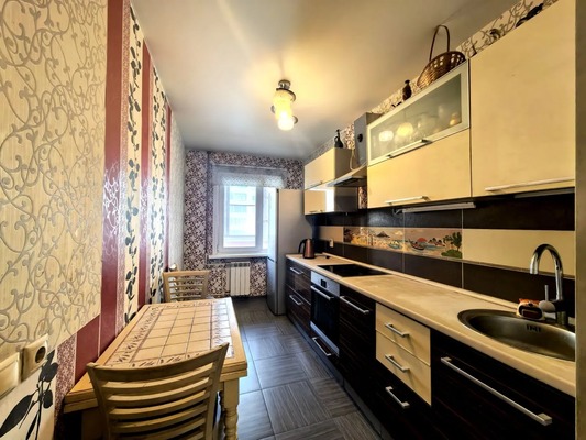 Продам трехкомнатную (3-комн.) квартиру, Университетский мкр, 30, Иркутск г