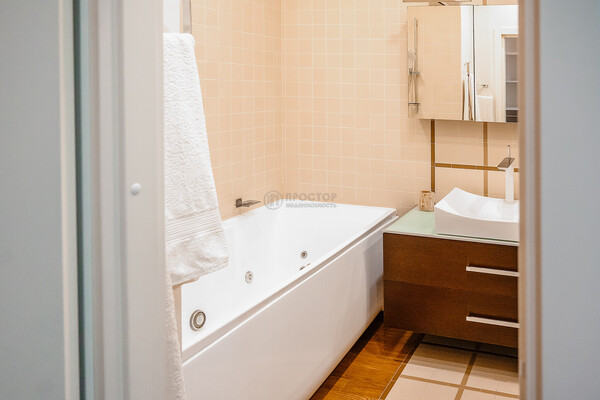 Продам трехкомнатную (3-комн.) квартиру, Родионовская ул, 18к1, Москва г