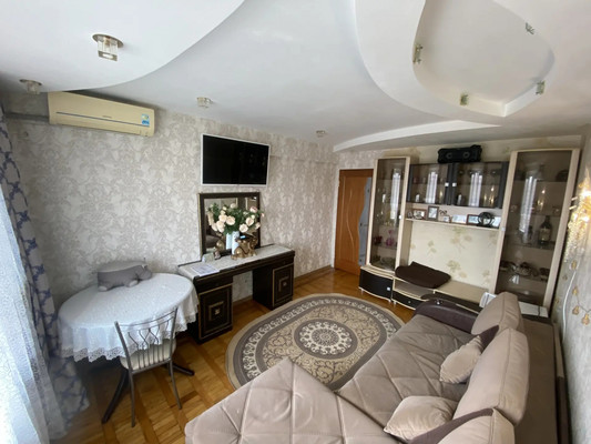 Продам трехкомнатную (3-комн.) квартиру, Азовская ул, 16, Армавир г