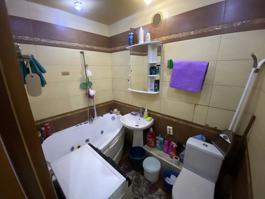 Продам трехкомнатную (3-комн.) квартиру, Азовская ул, 16, Армавир г