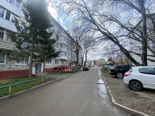 Продам трехкомнатную (3-комн.) квартиру, Азовская ул, 16, Армавир г