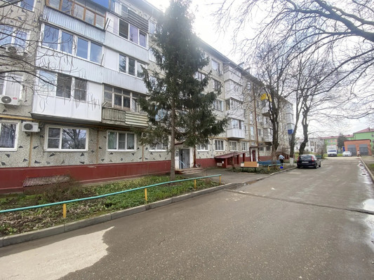 Продам трехкомнатную (3-комн.) квартиру, Азовская ул, 16, Армавир г